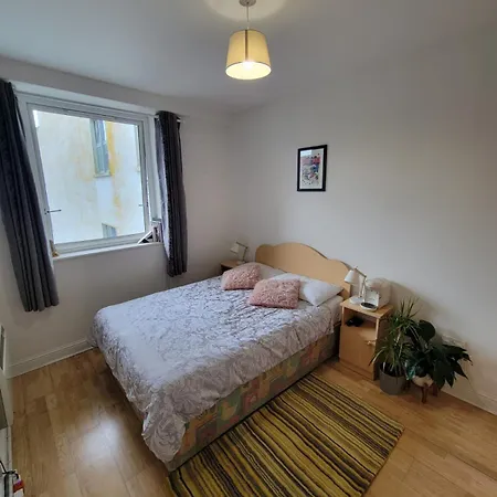 With Free Parking Private In Shared Flat Homestay